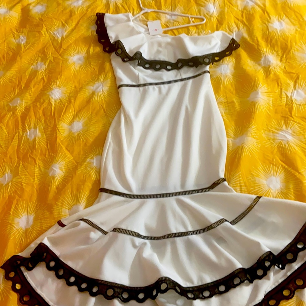 Medium black and white dress, stretchy